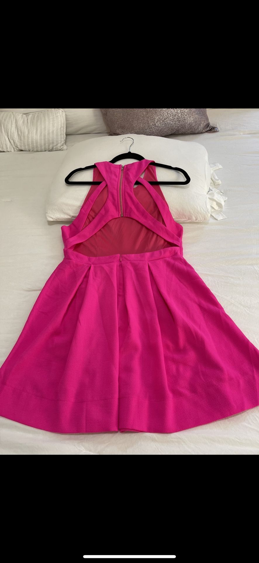 Vestido 👗 Lulus Size Large , Color Rosa Mexicano , Con Un Lindo Escote En La Espalda . Buenas Condiciones ..