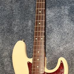 White Fender Jazz Bass (4 String)