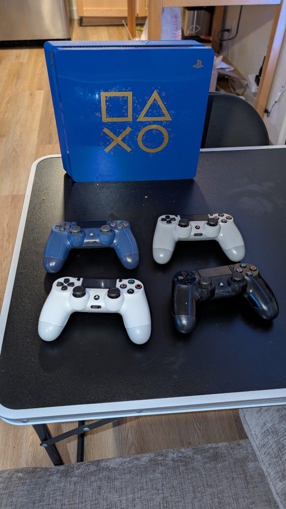 PS4 Slim Days Of Play Collectors Edition + 4 Controllers