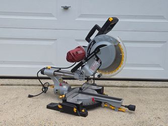 Sliding compound miter saw