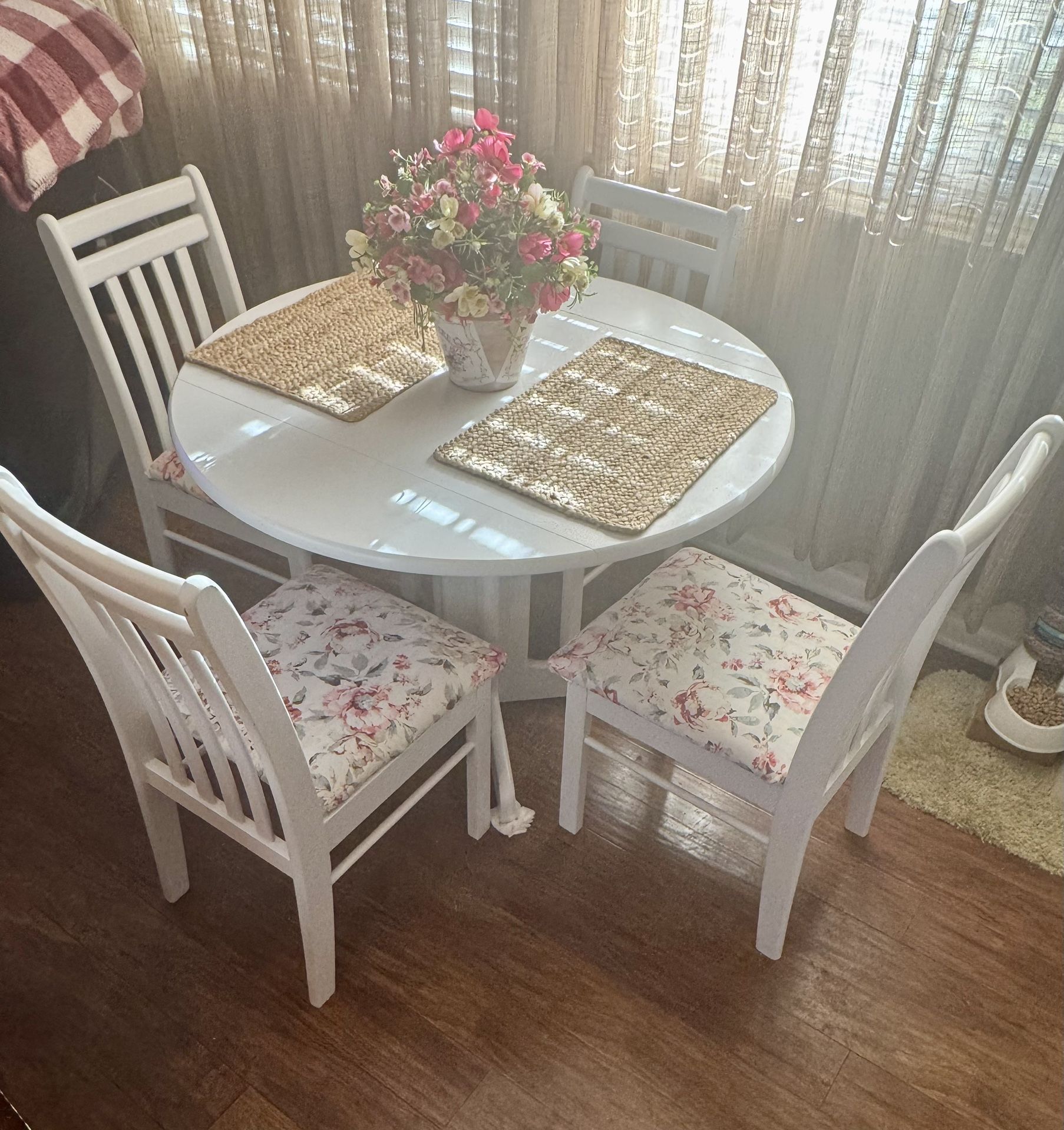 Beautiful White Pedestal Table Set w/4 Chairs