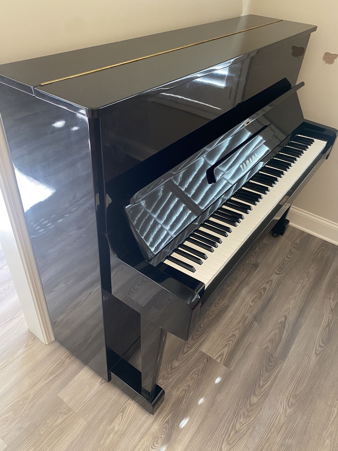 Amazing Yamaha Upright Piano