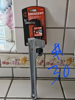 Crescent pipe wrench