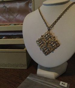 Vintage gold tone 13” necklace