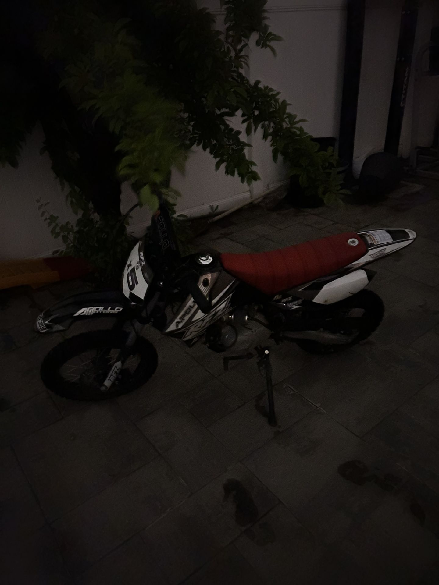 Apollo Gas Pit Dirt Bike, 125cc  