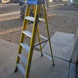 Louisville 6' Fiberglass Ladder