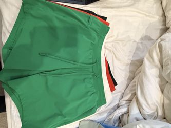 Lululemon liner less 5’ Medium men shorts 