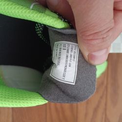 Umbro Soccer Cleat Boy Size  5.0