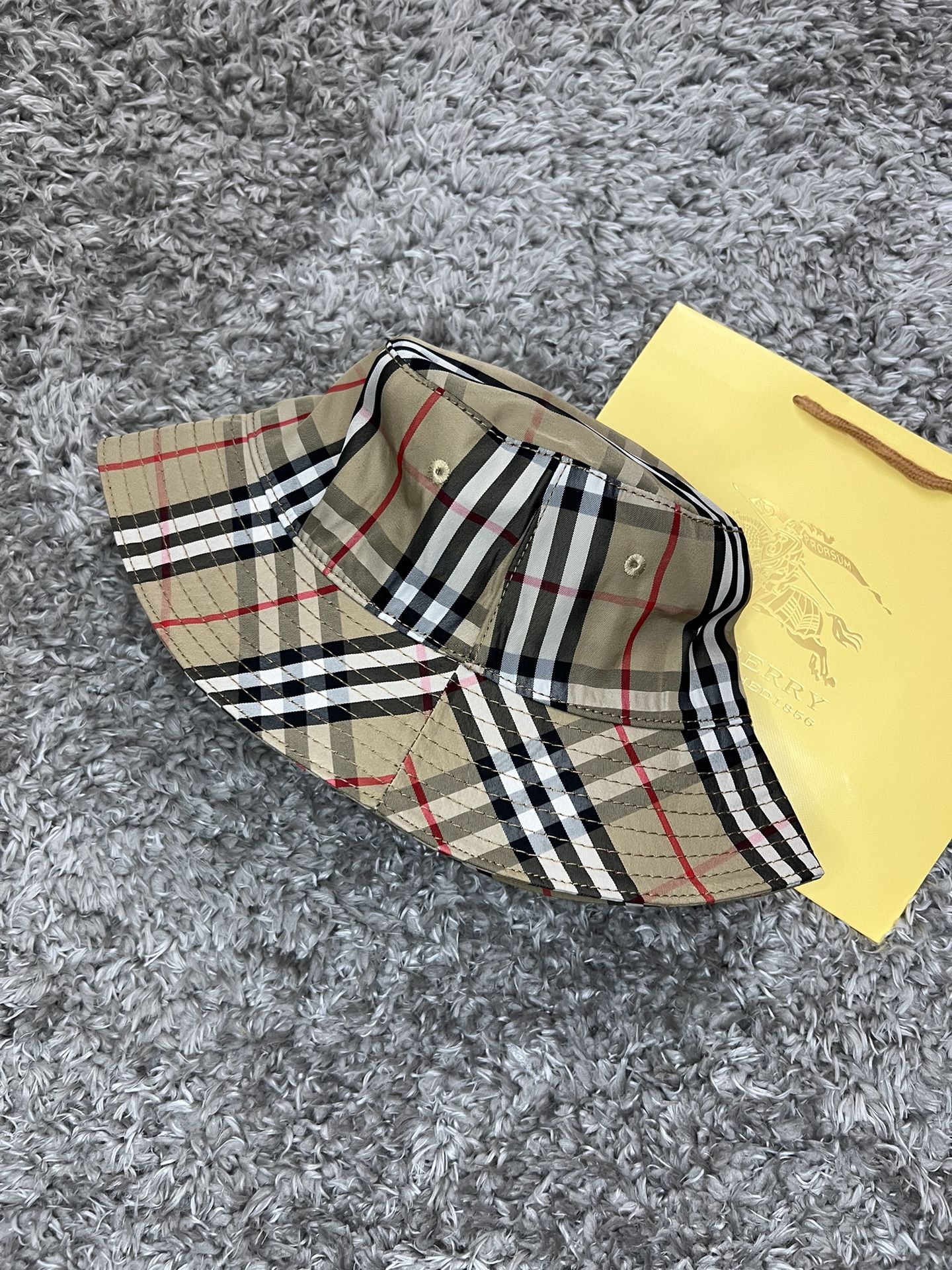 Burberry bucket hat 