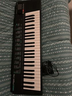 Yamaha PSR-75 Keyboard – Fully Functional, Minor Cosmetic Flaw, Comes with charger