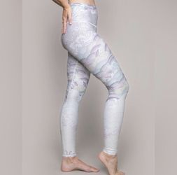 Niyama Sol Waves Barefoot Leggings Size Small Hot Yoga Soft Bottoms 