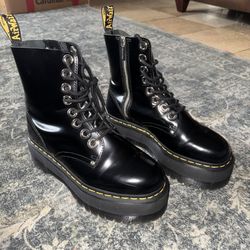 LIKE NEW DR MARTENS JADON MAX