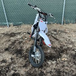 Dirt bike SSR Motorsports SR125R with helmet, gloves and goggles