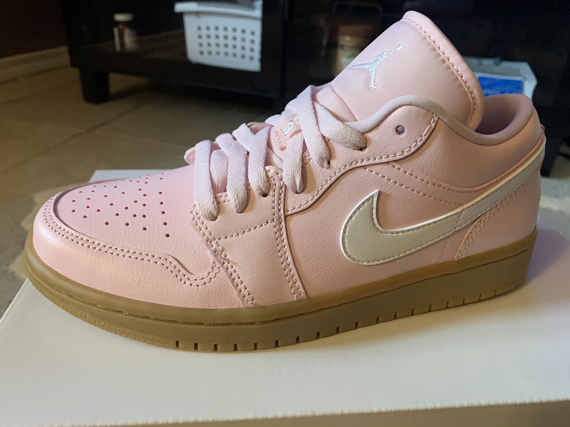 Jordan 1 Low Soft Pink / Sz 6.5y / New!!!