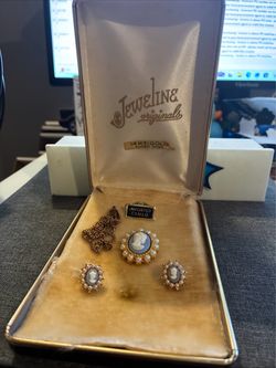 VINTAGE CAMEO NECKLACE AND EARRINGS SET BY JEWELINE ORIGINALS 14K GOLD FILLED