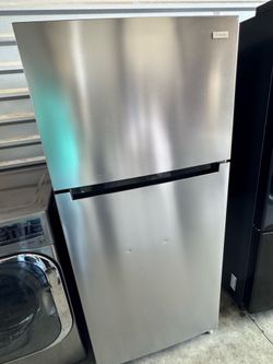 Vissani refrigerator top bottom door 18 cu.ft  dimensions 66 height 29 width 30 inches depth works excellent. Extra for delivery. Same day delivery an