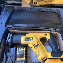 DEWALT COMPACT RECIPROCATING SAW KIT (DCS387P1)