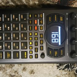 Roland SP-404 MkII Creative Sampler and Effector w/ 32GB SDHC card limit & Cable