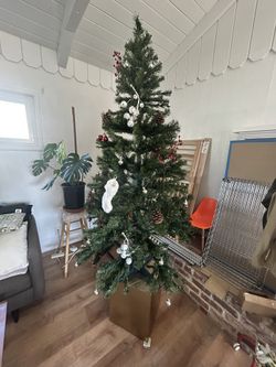 Pre-lit Christmas Tree