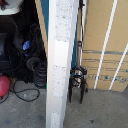 Grow Light  L E.D.   High. Yield 