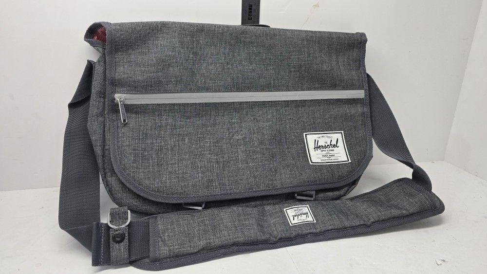 New Herschel Supply Co Gray Fully Padded Fleece Lined Laptop Messenger Crossbody Bag -Used One Time-