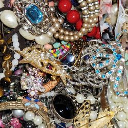 #2051, RETRO ESTATE JEWELRY LOT, ALL GREAT TO WEAR. 
