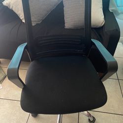 Desk chair w/ wheels 