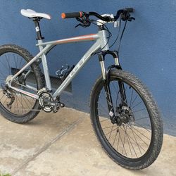 GT Avalanche Hardtail Mountain Bike (large, 26")