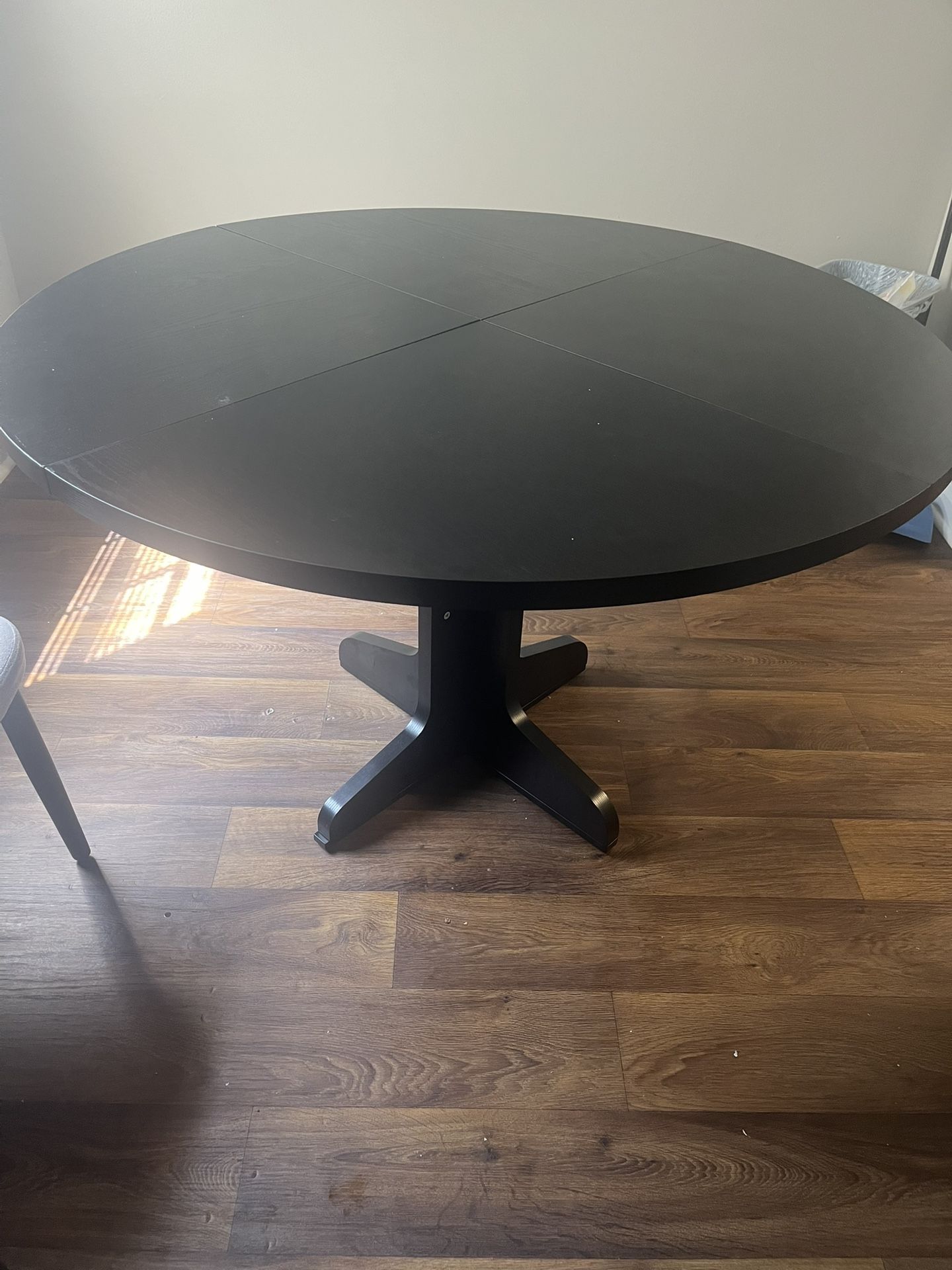 Dining Set Comes With 2 chairs