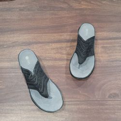 Bzees Adult Women's Size 9 Thong Sandals Wedge Excellent Condition PRICE Is Firm Cash Only 