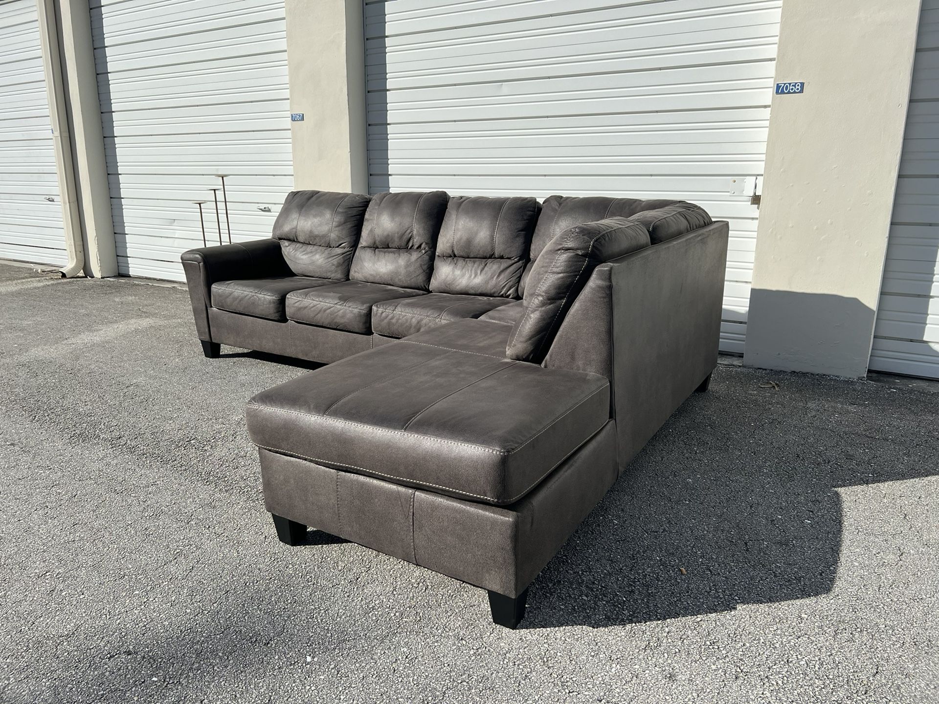 MODERN GRAY SECTIONAL LSHAPE COUCH SOFA IN EXCELLENT CONDITION LIKE