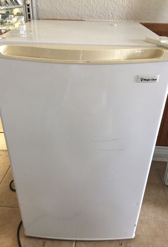 Refrigerator 21" x 33" Magic Chef