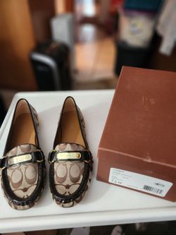 GENTLY USED  COACH SHOES  SIZE 7.5 M. Style Felisha  Color. Khaki.  GREAT CONDITION