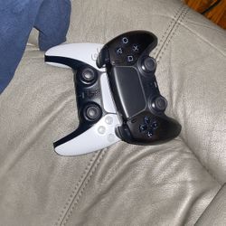 2 Ps5 Controllers 