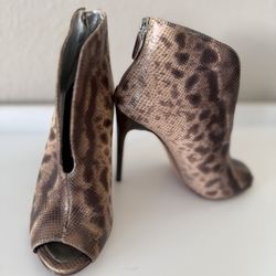 BCBG Designer Bootie, Size 51/2