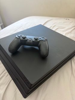 PS4 PRO BUNDLE (READ)