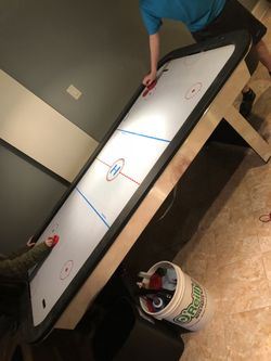 Air hockey table