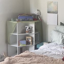 White cabinet/bookshelf