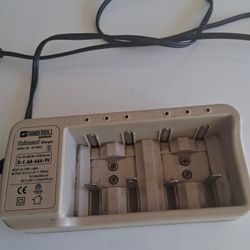 UNIVERSAL BATTERY CHARGER $5 PICK UP IN SUN VALLEY 