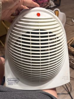 Delonghi Safeheat preowned Fan Heater DFH132 Hot And Cool Air Tested Working 1500W 120V in good condition located off lake mead and Simmons area askin