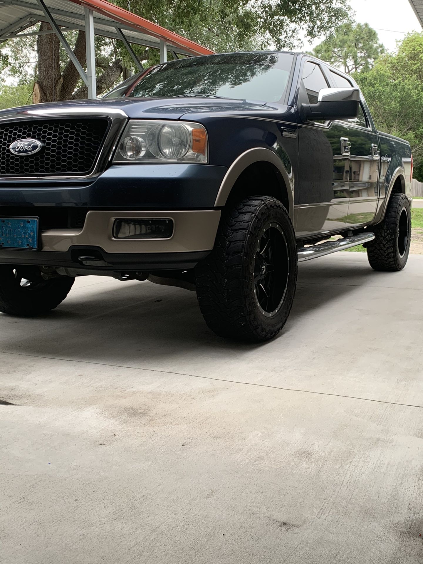 Ford F-150 2005 grille and headlights