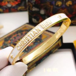 Sparkling gold letter bracelet