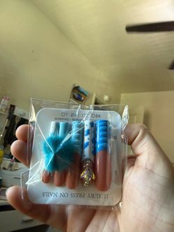 Press on nails