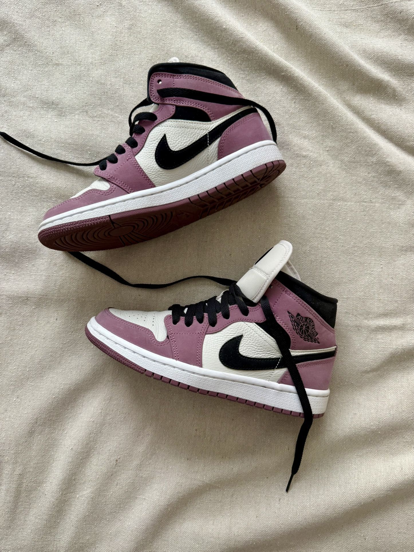 Air Jordan Women’s 1 Mid SE Mulberry