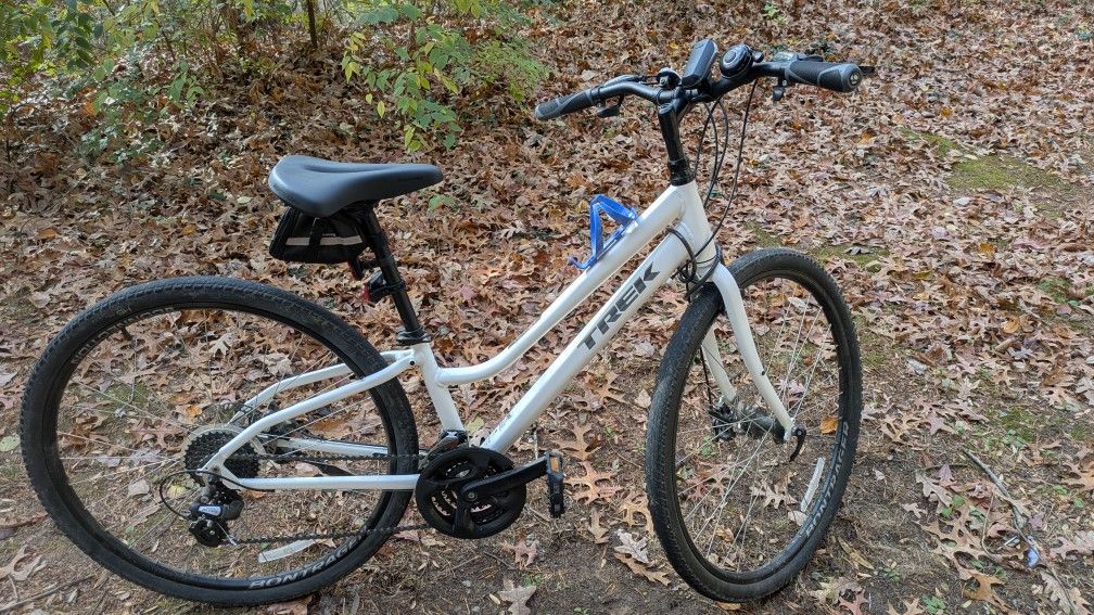 Trek Verve 1 White Al Hybrid Bike XS with Helmet, Tire Pump, and Accessories