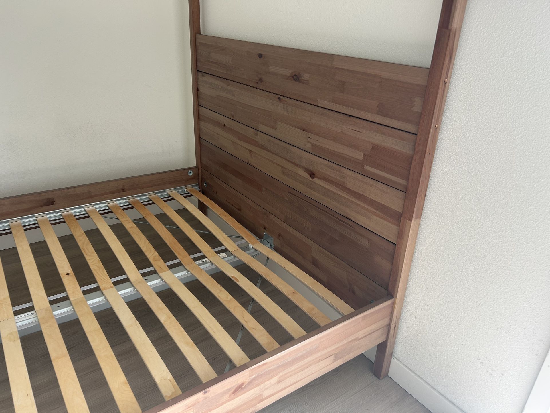 Queen Wood Canopy Style