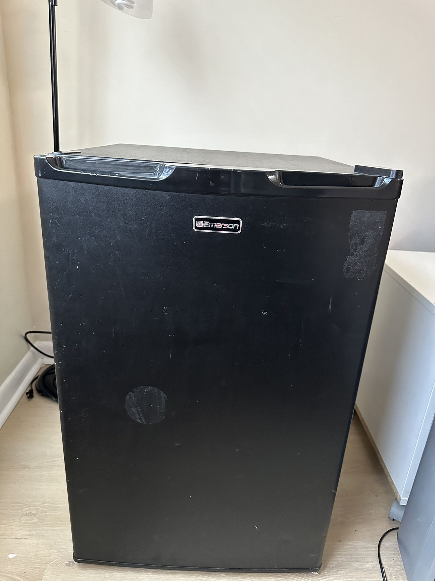 (used) Emerson mini fridge for 50$