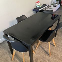 Dining Table + 4 Chairs 