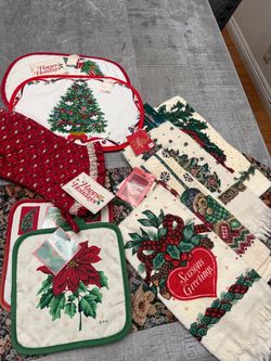 Vintage Christmas Holiday 7-Piece Quilted Cotton Oven Mitt & Potholder Set