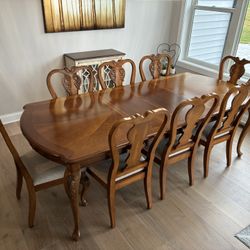 Dinning Room Table, 8 Chairs & 2 Leaves